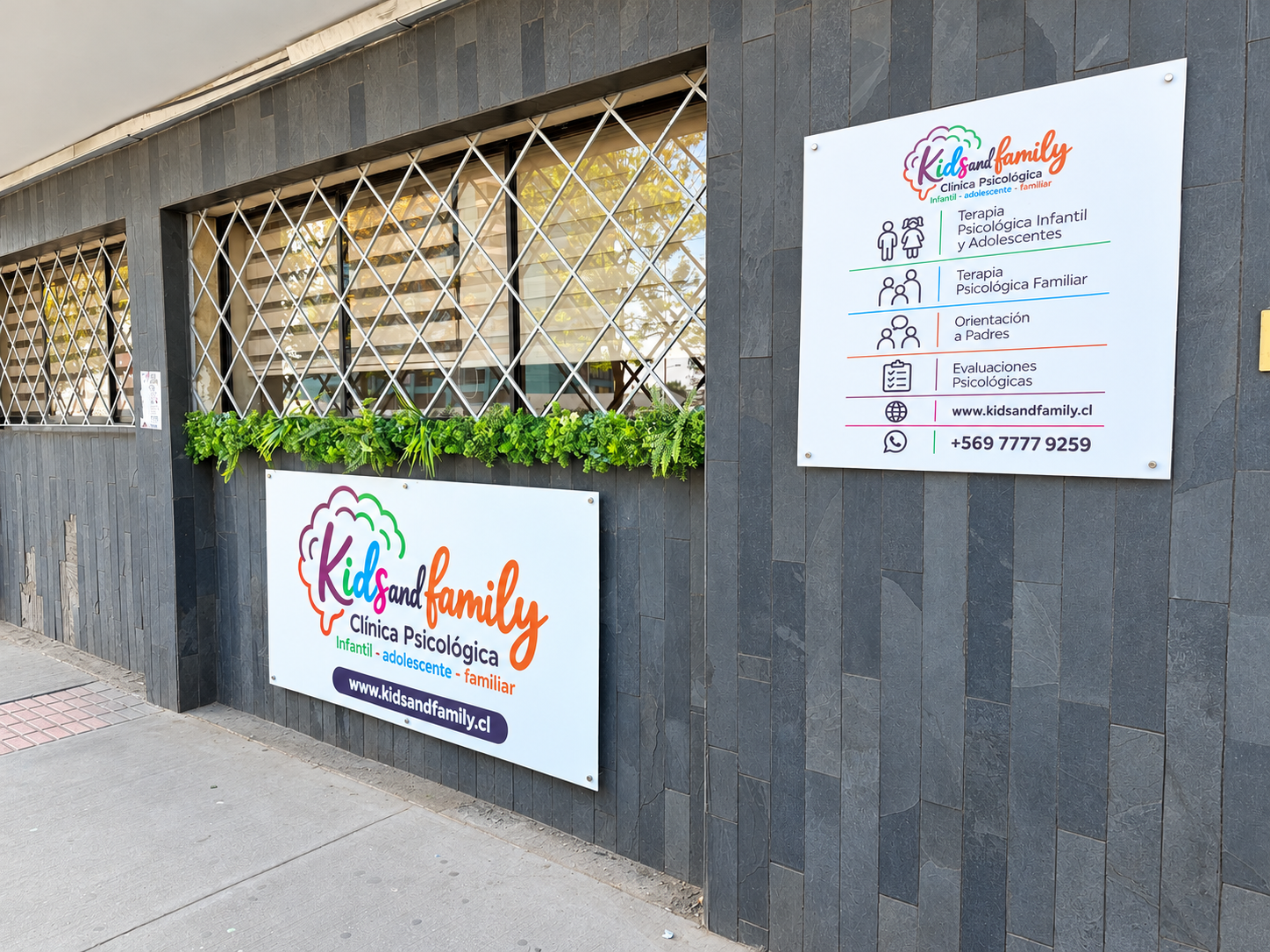 Fachada de Kidsandfamily con el logo y letreros de la clínica
